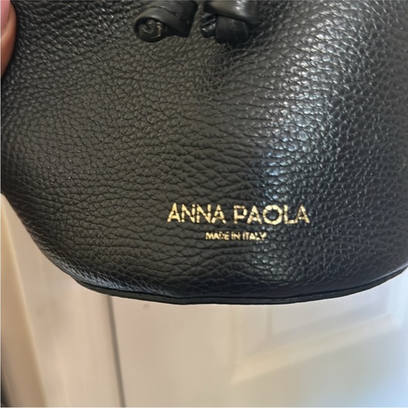 ANNA PAOLA Top Handle Crossbody Drawstring Leather Bucket Bag With Gold Chain - Picture 4 of 5